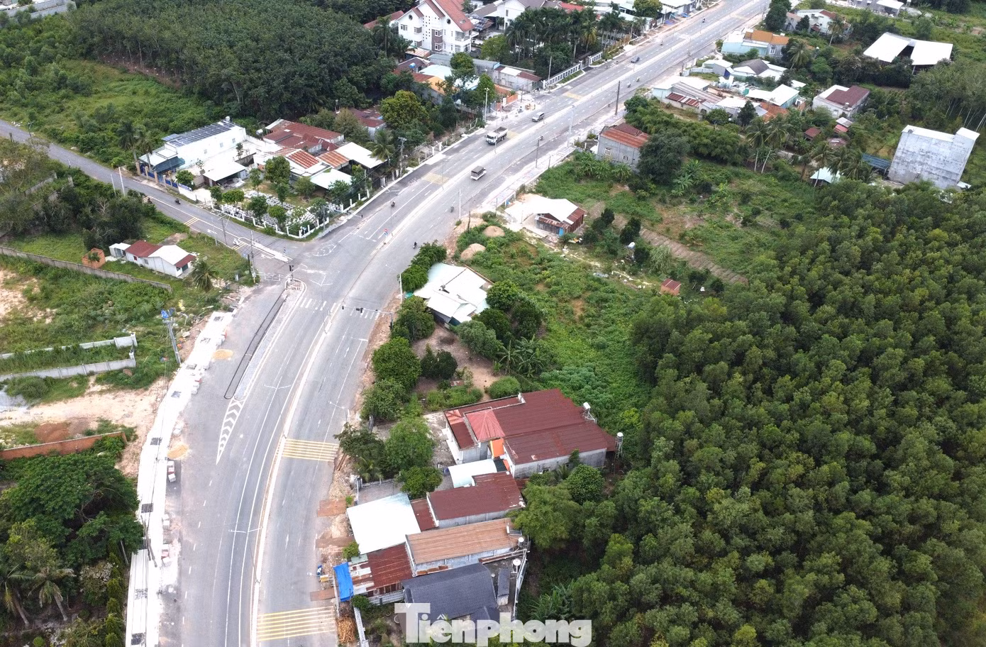 Trong quá trình đầu tư xây dựng, đường ĐT 744 đoạn Thủ Dầu Một – Dầu Tiếng được triển khai thành nhiều giai đoạn, với 5 dự án thành phần.