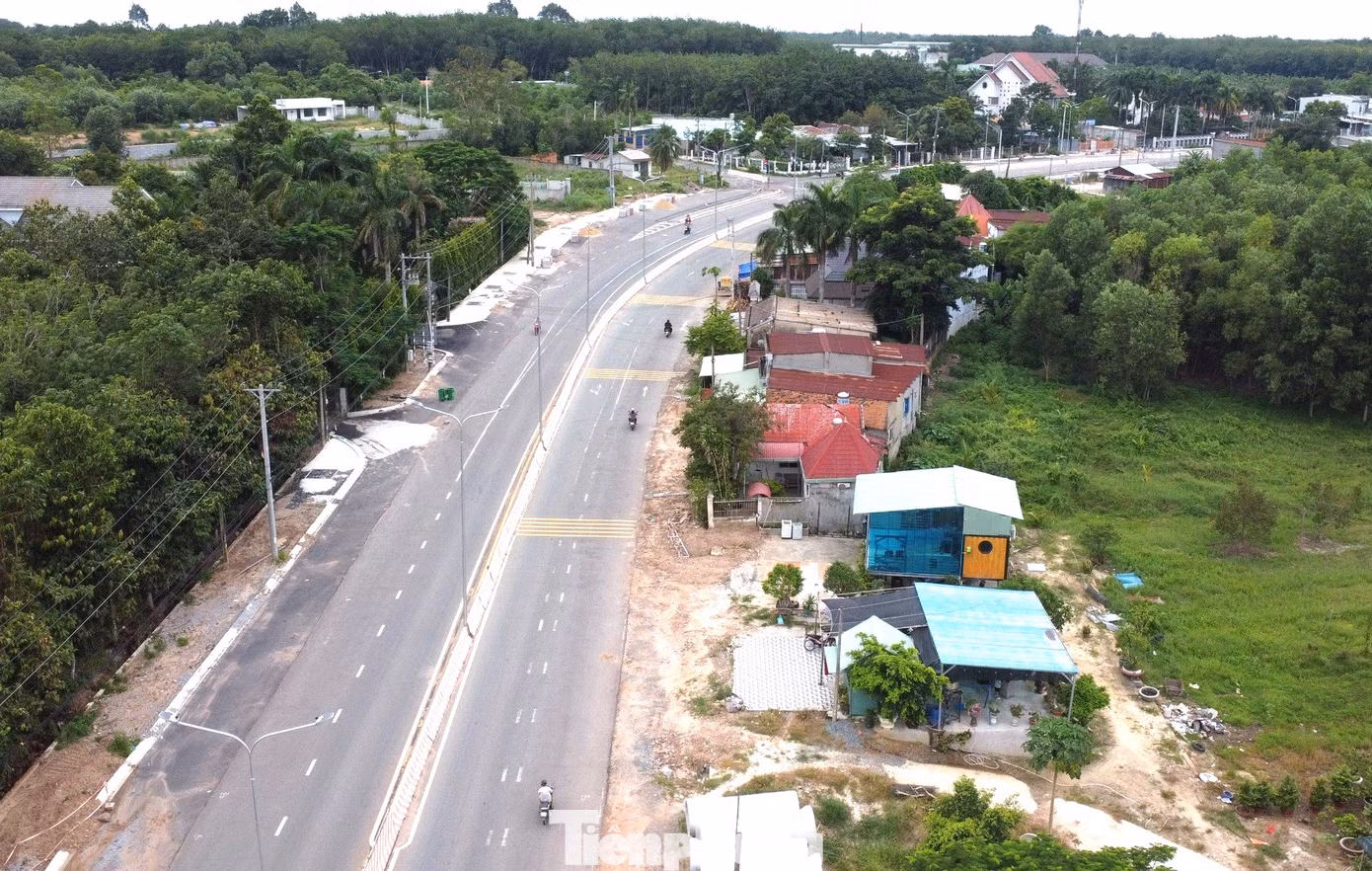 Trong giai đoạn đầu, Sở Giao thông - Vận tải Bình Dương làm chủ đầu tư đã triển khai và hoàn thành 3 dự án: Dự án nâng cấp, mở rộng ĐT 744 từ Km32 đến Cầu Cát; Dự án nâng cấp mở rộng đường Nguyễn Chí Thanh và Dự án đường ĐT 744 đoạn Km6 – Km12.