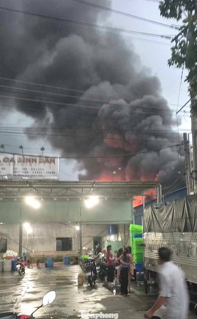 Khu vực giáp với nhà xưởng đang cháy