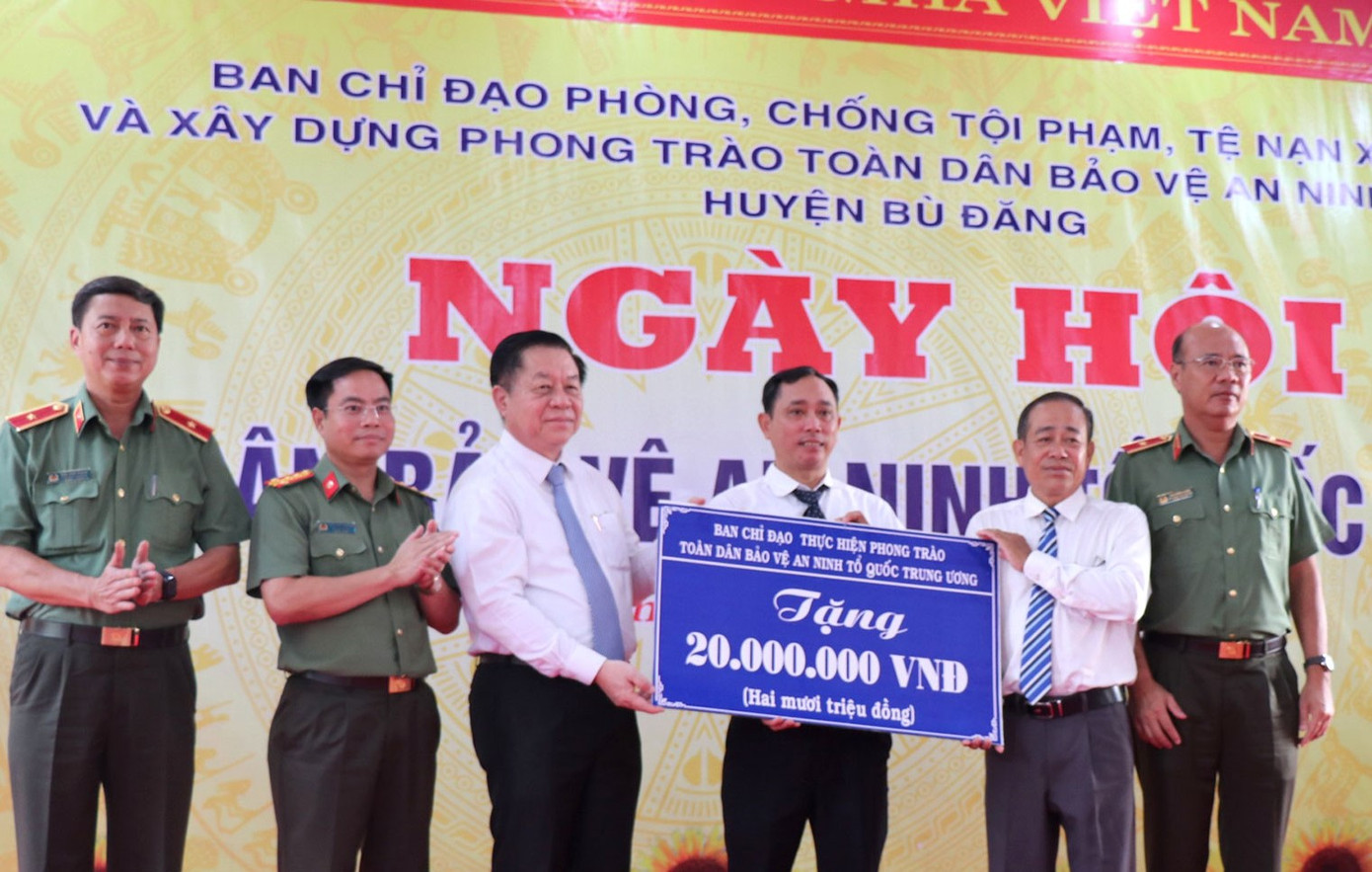 Ban Chỉ đạo thực hiện phong trào toàn dân bảo vệ an ninh tổ chức Trung ương tặng kinh phí hỗ trợ địa phương