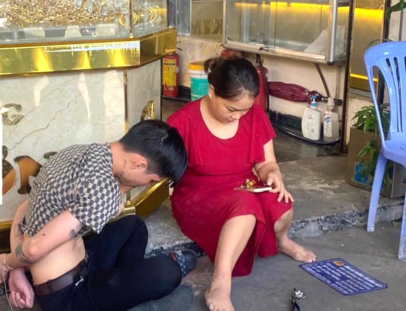 Đối tượng (bìa trái) bị người dân bắt giữ