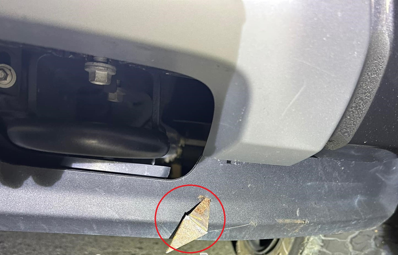 Vật nhọn kim loại găm vào xe của lực lượng chức năng khi truy đuổi chiếc xe nghi vấn