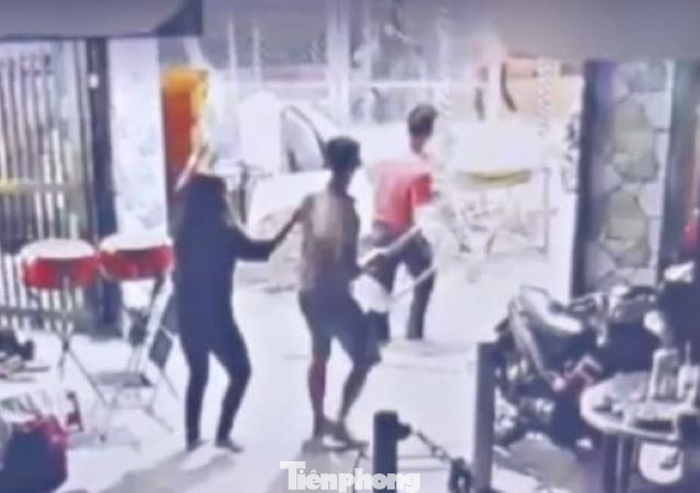 Đôi nam nữ vào đám tang lánh nạn vẫn bị nhóm đối tượng xông vào chém