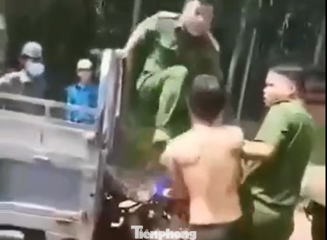 Người mặc sắc phục có hành vi đánh tài xế xe ba gác được xác định thuộc Công an xã Bình Sơn (Ảnh cắt từ clip) Người mặc sắc phục có hành vi đánh tài xế xe ba gác được xác định thuộc Công an xã Bình Sơn (Ảnh cắt từ clip)