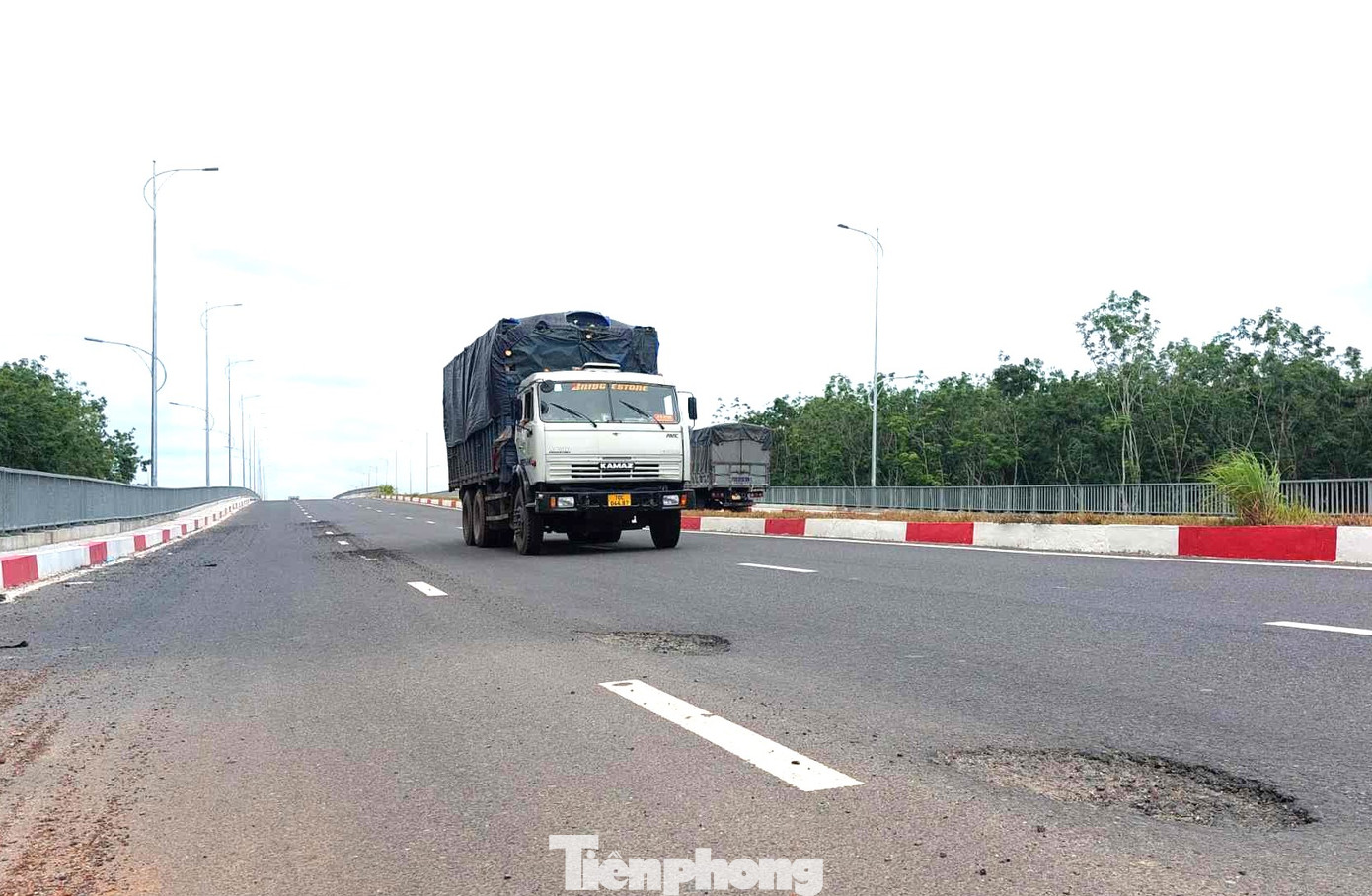 Mặt cầu rộng gần 30m, được chia làm 2 hướng lưu thông riêng biệt với 6 làn xe. Cầu được xây dựng bằng bê tông cốt thép, dự ứng lực với 3 nhịp chính, có kết cấu dầm hộp đúc hẫng cân bằng và 4 nhịp dẫn bằng dầm Super T. Đoạn đường dân sinh dưới cầu được thiết kế với vận tốc 20km/h.