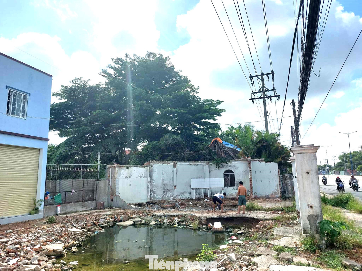 Quốc lộ 13 được mở rộng từ 6 làn lên 8 làn xe, từ đoạn giáp ranh TPHCM (phường Vĩnh Phú, TP Thuận An) đến đường Lê Hồng Phong (phường Phú Hòa, TP Thủ Dầu Một). Việc đền bù giải tỏa mặt bằng, thi công xây dựng được thực hiện ở chiều từ TPHCM về Bình Dương. Dự án có 552 hộ dân bị ảnh hưởng, trong đó nhiều nhất là thành phố Thuận An với 470 hộ, 58 tổ chức, còn lại ở thành phố Thủ Dầu Một.