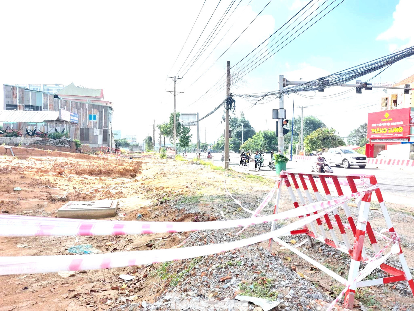 Tại cuộc họp ngày 26/7/2023 về thẩm định điều chỉnh báo cáo nghiên cứu khả thi dự án giải phóng mặt bằng quốc lộ 13 đoạn từ cổng chào Vĩnh Phú đến ngã tư cầu Ông Bố do Sở Kế hoạch và Đầu tư tỉnh Bình Dương chủ trì, các bên vẫn chưa có sự thống nhất về trách nhiệm bố trí nguồn kinh phí thực hiện di dời.