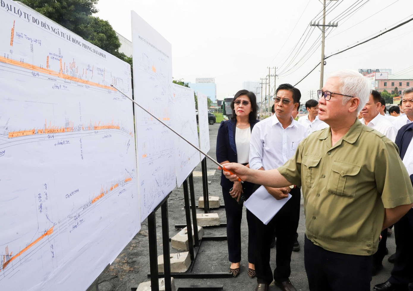 Bí thư Tỉnh ủy Bình Dương Nguyễn Văn Lợi (áo xanh) khảo sát dự án mở rộng quốc lộ 13. Ảnh: Quốc Chiến.