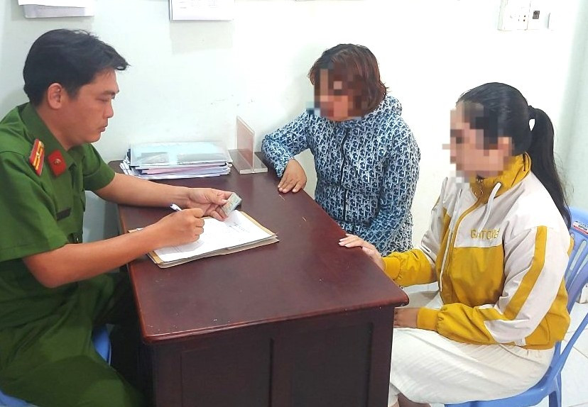 N.N.Q (áo vàng) tại cơ quan công an sau khi đã lành vết thương ở cổ