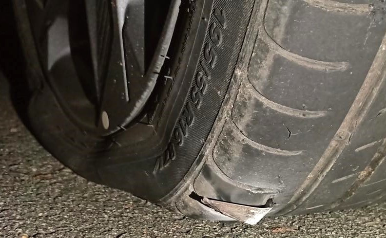 Đinh còn găm vào lốp xe ô tô Đinh còn găm vào lốp xe ô tô