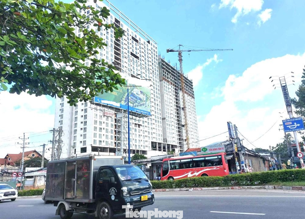 Dự án Khu nhà ở thương mại - dịch vụ Contentment Plaza còn gọi là dự án Roxana Plaza tọa lạc ngay cổng chào tỉnh Bình Dương (thuộc phường Vĩnh Phú, thành phố Thuận An). Dự án Khu nhà ở thương mại - dịch vụ Contentment Plaza còn gọi là dự án Roxana Plaza tọa lạc ngay cổng chào tỉnh Bình Dương (thuộc phường Vĩnh Phú, thành phố Thuận An).