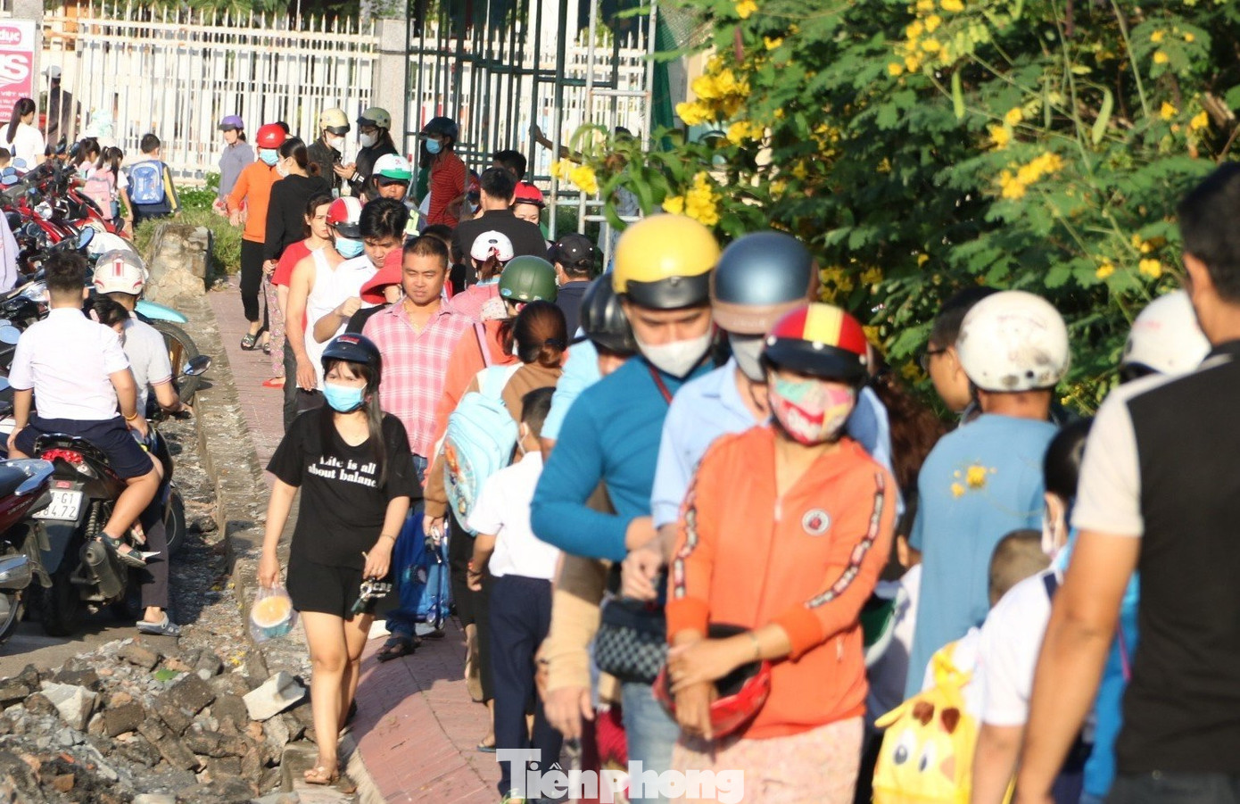 Nhiều phụ huynh nán lại chờ con tan trường.