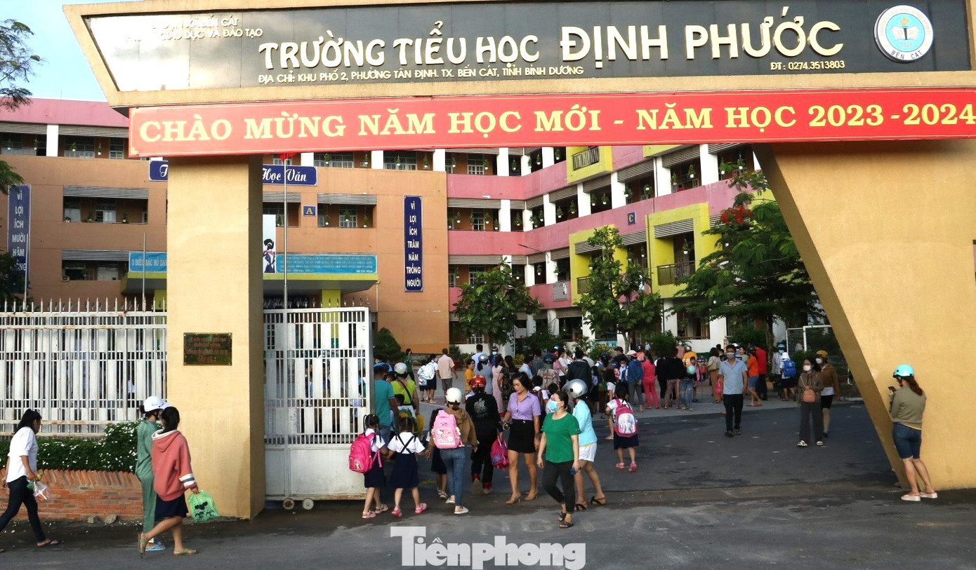 Trong năm 2023, Bình Dương có hơn 500 giáo viên nghỉ việc. Hiện nay, tỉnh còn thiếu 3.241 giáo viên theo định mức (528 giáo viên mầm non, 1.012 giáo viên tiểu học, 1.550 giáo viên trung học cơ sở, 151 giáo viên trung học phổ thông) và 544 viên chức khác.