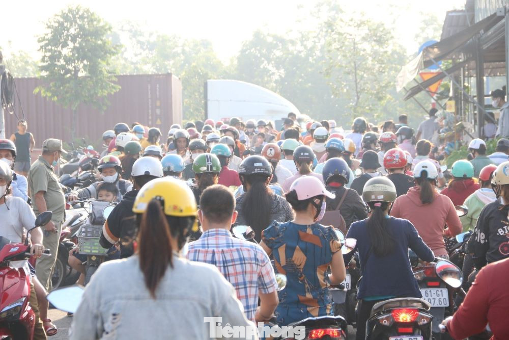 Học sinh các cơ sở giáo dục mầm non, tiểu học, THCS, THPT và giáo dục thường xuyên tựu trường đã khiến đường phố trở nên đông đúc. Nhiều nơi xảy ra tình trạng ùn tắc giao thông.