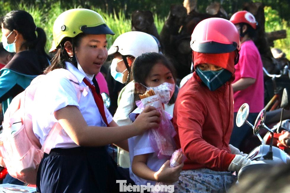 Các cơ sở giáo dục mầm non, tiểu học, THCS, THPT và giáo dục thường xuyên tại tỉnh Bình Dương tựu trường vào ngày 28/8. Học sinh các cấp trở lại trường học để được phổ biến và làm quen với nề nếp sinh hoạt, nội quy trước khi khai giảng năm học mới vào ngày 5/9 tới.