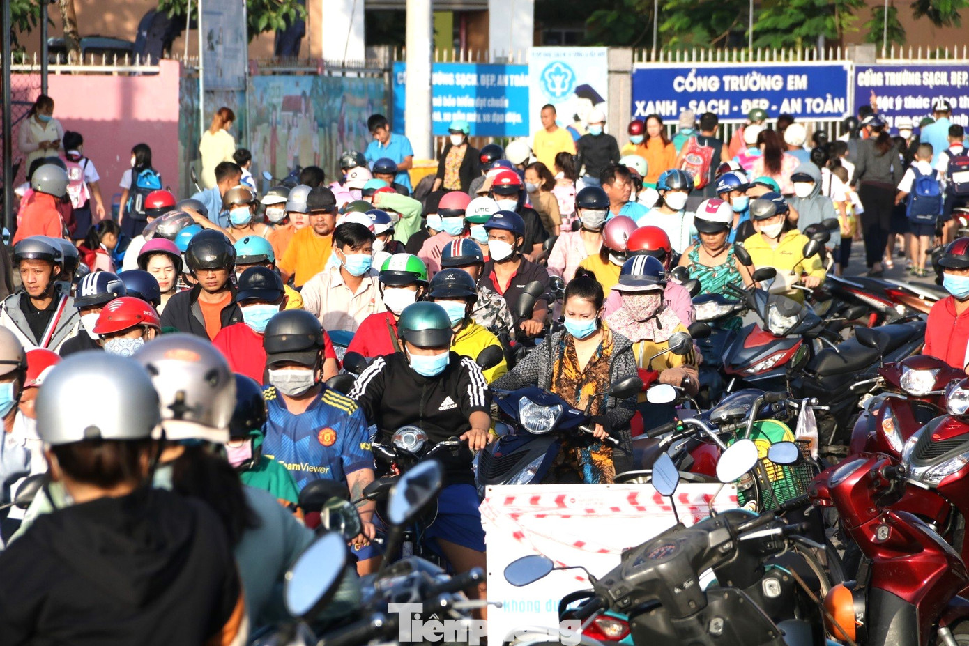 Phụ huynh và học sinh chen chúc trước cổng trường học