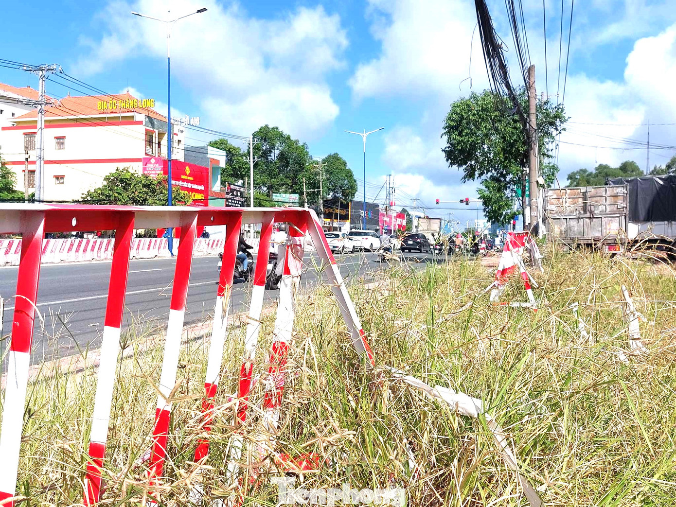 Dự án Nâng cấp, mở rộng quốc lộ 13, sau hơn 1 năm triển khai đến nay bị gián đoạn, đang phải tạm ngưng thi công do vướng trong di dời hạ tầng kỹ thuật mạng lưới điện, các bên liên quan chưa thống nhất được kinh phí di dời. Đến nay, công trình đã thi công đạt 31% khối lượng.