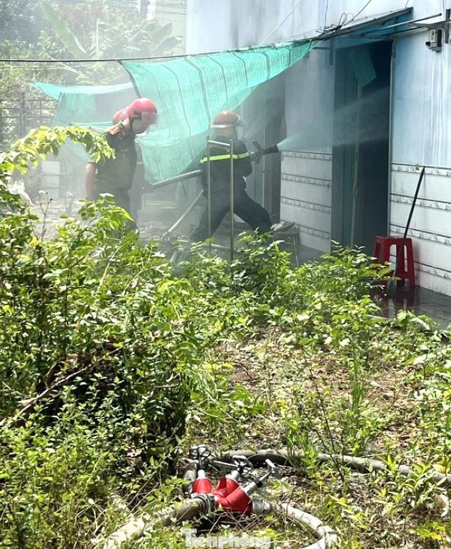 Lực lượng chức năng nỗ lực dập tắt ngọn lửa