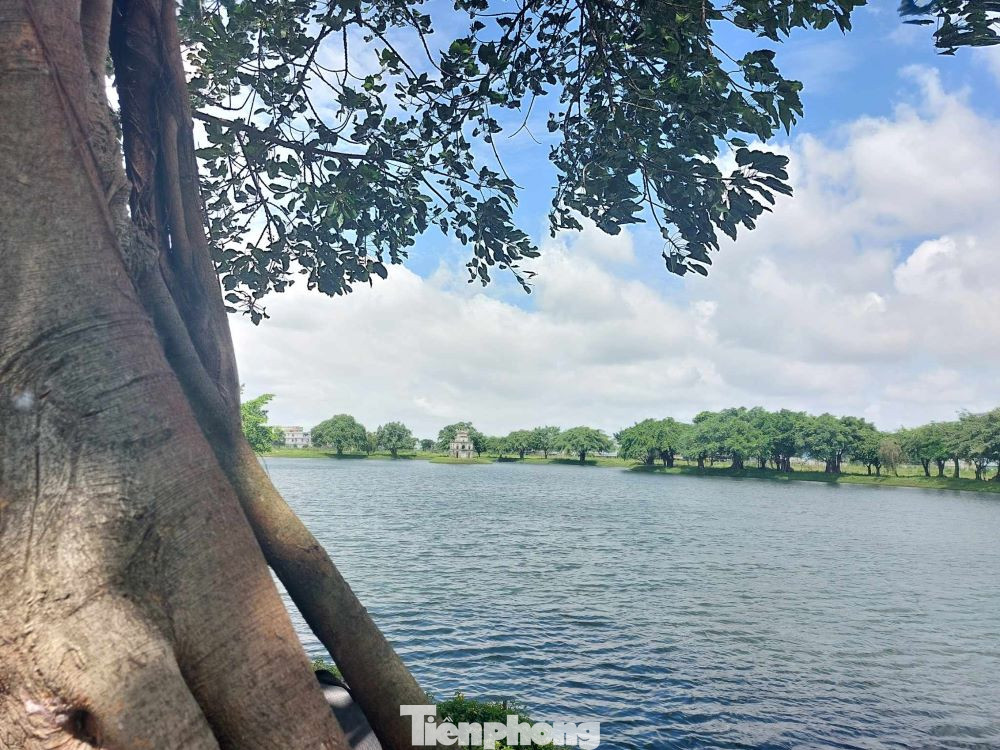 Dự án được UBND tỉnh Bình Dương chấp thuận chủ trương trên khu đất hơn 25ha từ hơn 20 năm, song đến nay biệt thự không thấy, duy chỉ có một công trình y hệt Hồ Gươm ở Thủ đô Hà Nội. Dự án được UBND tỉnh Bình Dương chấp thuận chủ trương trên khu đất hơn 25ha từ hơn 20 năm, song đến nay biệt thự không thấy, duy chỉ có một công trình y hệt Hồ Gươm ở Thủ đô Hà Nội.