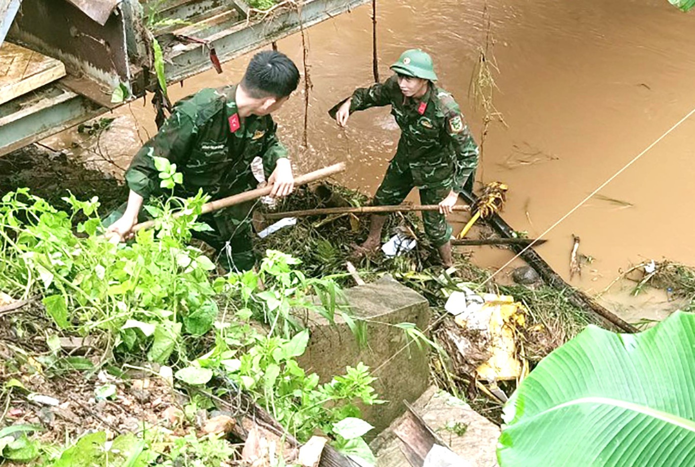 Khơi thông dòng chảy suối Đắk Woa
