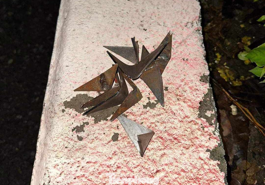 Những chiếc đinh giữa đường được tài xế nhặt lên Những chiếc đinh giữa đường được tài xế nhặt lên