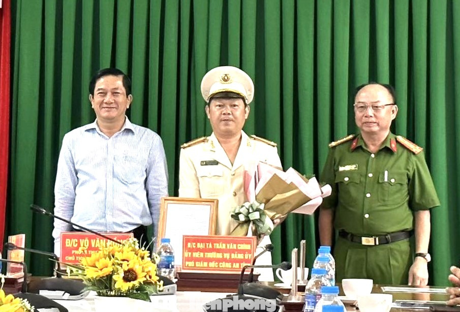 Trung tá Đặng Thành Sang (giữa) tân Phó trưởng Công an thành phố Dĩ An Trung tá Đặng Thành Sang (giữa) tân Phó trưởng Công an thành phố Dĩ An