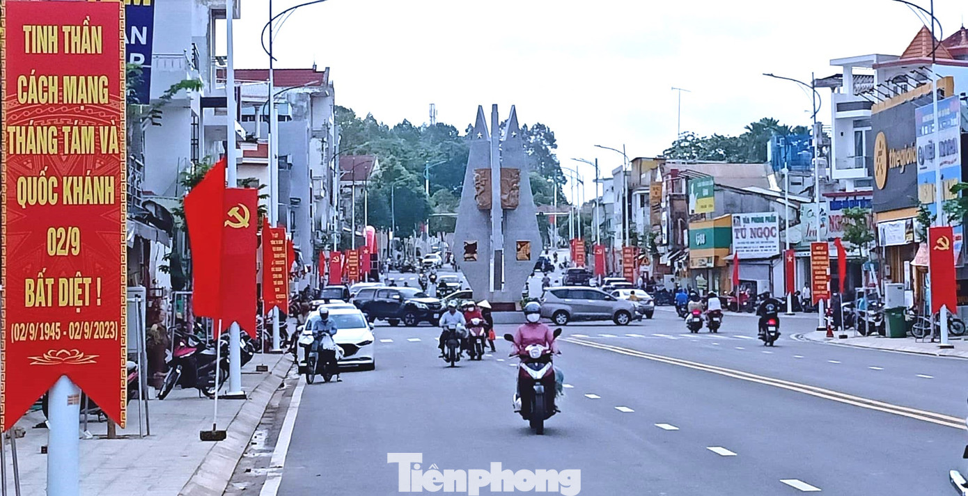 Tại thị xã Bến Cát, công trình nâng cấp, mở rộng đường từ Kho bạc Bến Cát đến Cầu Quan đã hoàn thành đưa vào sử dụng.