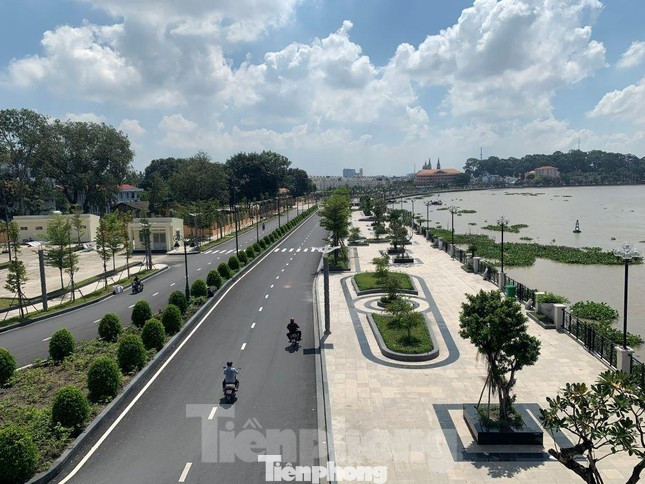 Đoạn qua TP.Thủ Dầu Một dài gần 1km, được đầu tư vốn hơn 650 tỷ đồng, đây là phố đi bộ đầu tiên tại tỉnh Bình Dương đã hoàn thành đưa vào sử dụng vào ngày 2/9/2022.