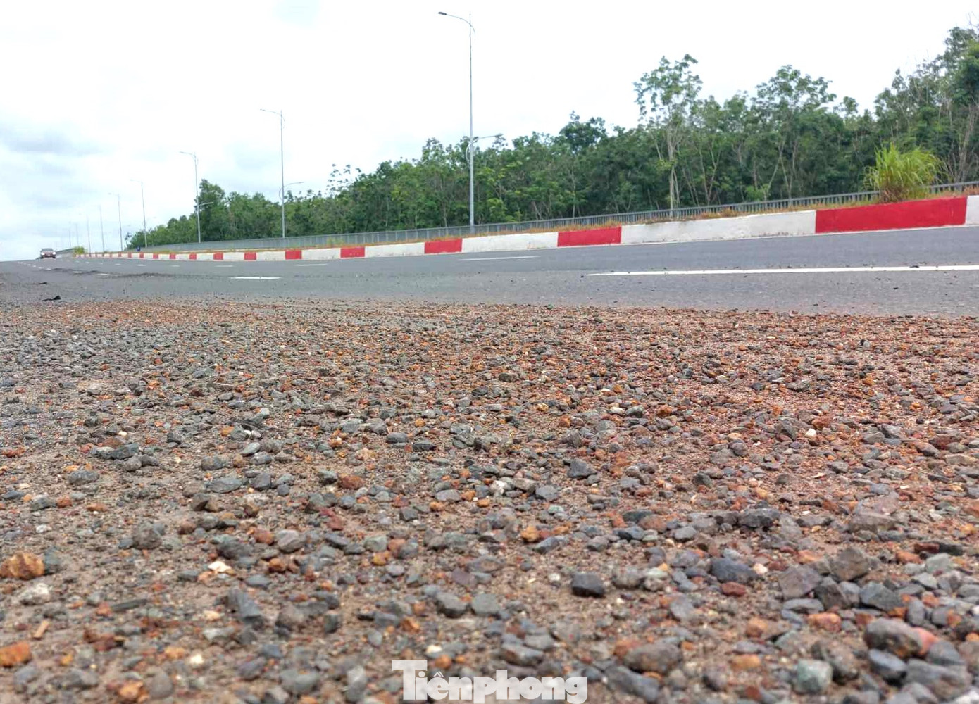 Đại diện đơn vị thi công cho biết, ngay sau khi tiếp nhận thông tin về xuất hiện “ổ gà” tại công trình cầu, đơn vị đã phân công bộ phận kỹ thuật đến khảo sát để khẩn trương khắc phục, đảm bảo an toàn cho các phương tiện lưu thông.