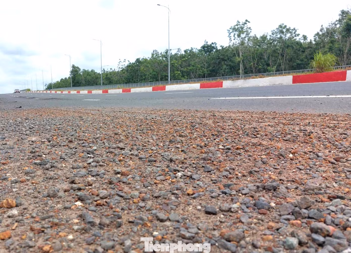 Đại diện đơn vị thi công cho biết, ngay sau khi tiếp nhận thông tin về xuất hiện “ổ gà” tại công trình cầu, đơn vị đã phân công bộ phận kỹ thuật đến khảo sát để khẩn trương khắc phục, đảm bảo an toàn cho các phương tiện lưu thông.
