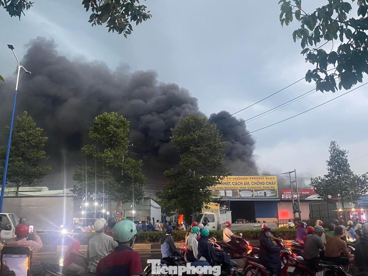 Người đi đường hiếu kỳ dừng lại theo dõi