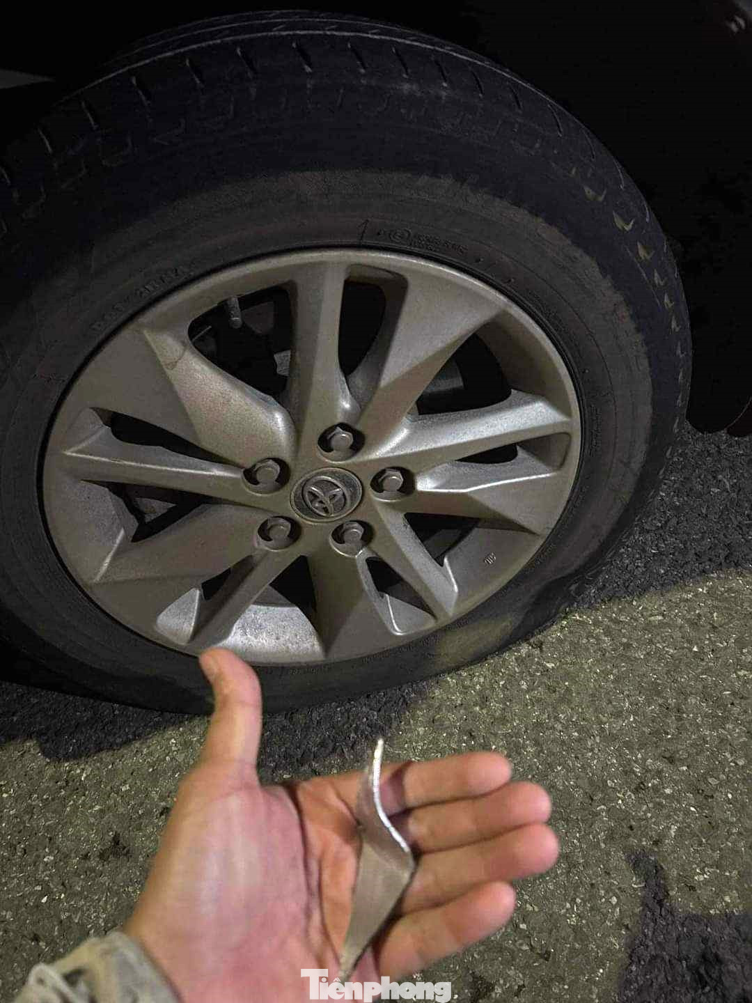 Tài xế gỡ đinh ra từ lốp xe ô tô Tài xế gỡ đinh ra từ lốp xe ô tô