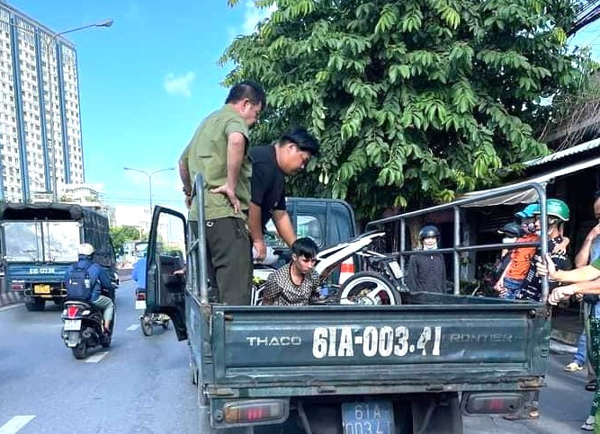 Công an đưa đối tượng về trụ sở