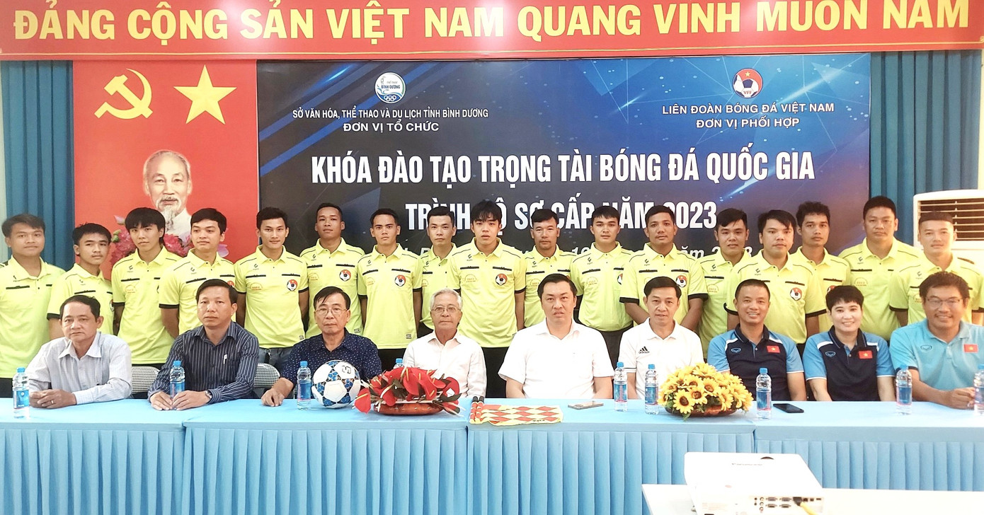 Các học viên chụp ảnh lưu niệm với đại biểu, ban tổ chức