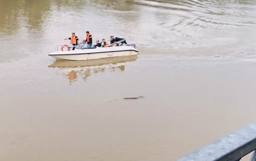 Lực lượng chức năng TP Tân Uyên giải cứu người và phương tiện gặp nạn Lực lượng chức năng TP Tân Uyên giải cứu người và phương tiện gặp nạn