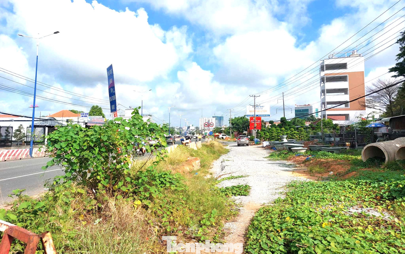 Đại diện Công ty Điện lực Bình Dương cho biết, tại Nghị định số 10 của Chính phủ về quản lý chi phí đầu tư xây dựng, chi phí di dời, hoàn trả cho phần hạ tầng kỹ thuật đã được đầu tư xây dựng phục vụ giải phóng mặt bằng; trong đó, có chi phí di dời lưới điện nằm trong chi phí bồi thường hỗ trợ và tái định cư thuộc tổng mức đầu tư của dự án. Các chi phí này được xác định trong báo cáo nghiên cứu khả thi dự án để trình cấp có thẩm quyền phê duyệt.