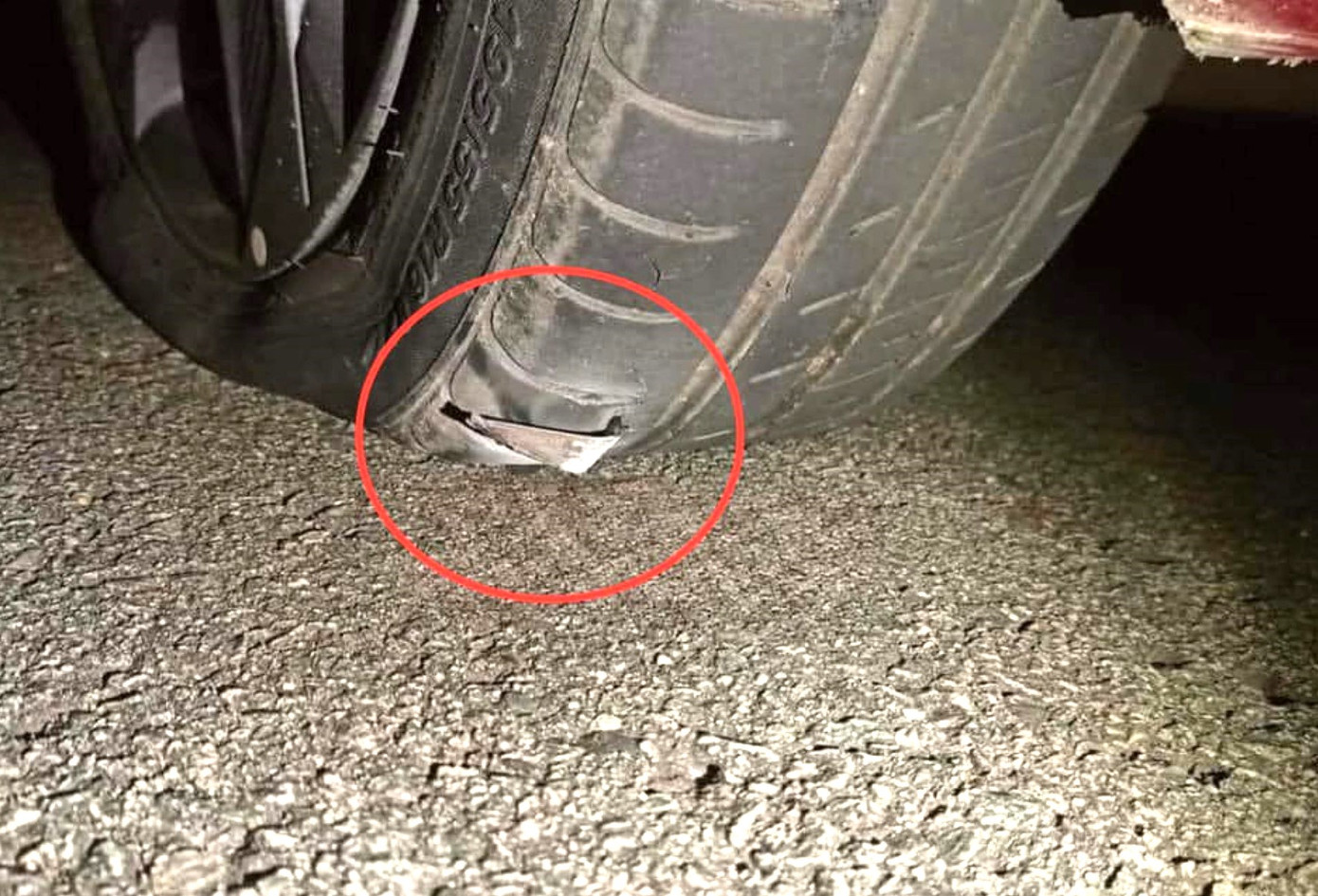 Xe ô tô di chuyển trên đường Mỹ Phước Tân Vạn cán trúng vật nhọn kim loại làm thủng lốp