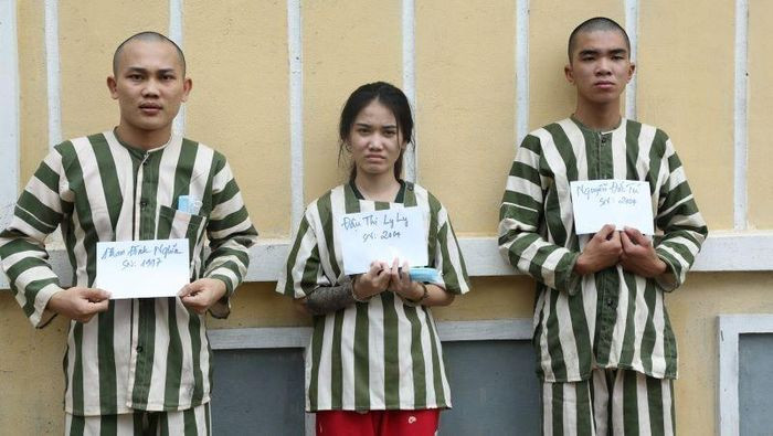 Nhóm đối tượng gồm: Nghĩa, Ly và Tú tại cơ quan công an Nhóm đối tượng gồm: Nghĩa, Ly và Tú tại cơ quan công an