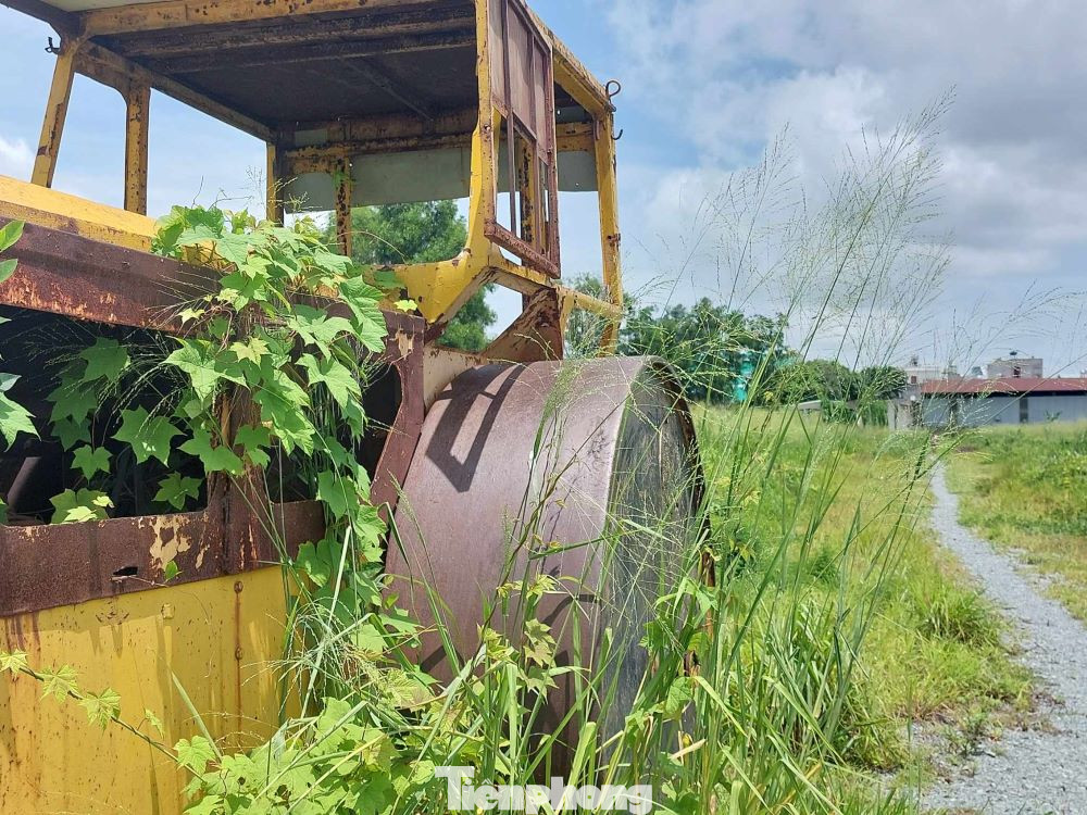 Một chiếc xe lu thành phế liệu nằm trong dự án