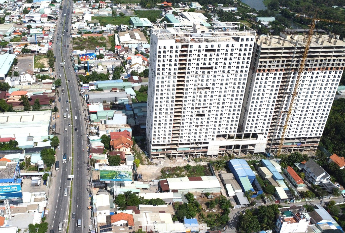 Dự án do Công ty Công ty TNHH Dịch vụ Thương mại Đầu tư Bất động sản Tường Phong (Công ty Tường Phong) làm chủ đầu tư, khởi công xây dựng từ năm 2017 với 2 khối nhà quy mô 29 tầng, 1.124 căn hộ, 12 căn penthouse, 27 căn cửa hàng. Dự án do Công ty Công ty TNHH Dịch vụ Thương mại Đầu tư Bất động sản Tường Phong (Công ty Tường Phong) làm chủ đầu tư, khởi công xây dựng từ năm 2017 với 2 khối nhà quy mô 29 tầng, 1.124 căn hộ, 12 căn penthouse, 27 căn cửa hàng.