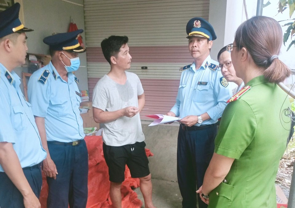 Cơ quan chức năng kiểm tra tại nhà sách của Công ty TNHH Sách và Thiết bị Giáo dục D.N (Ảnh: Cục QLTT tỉnh Bình Dương)