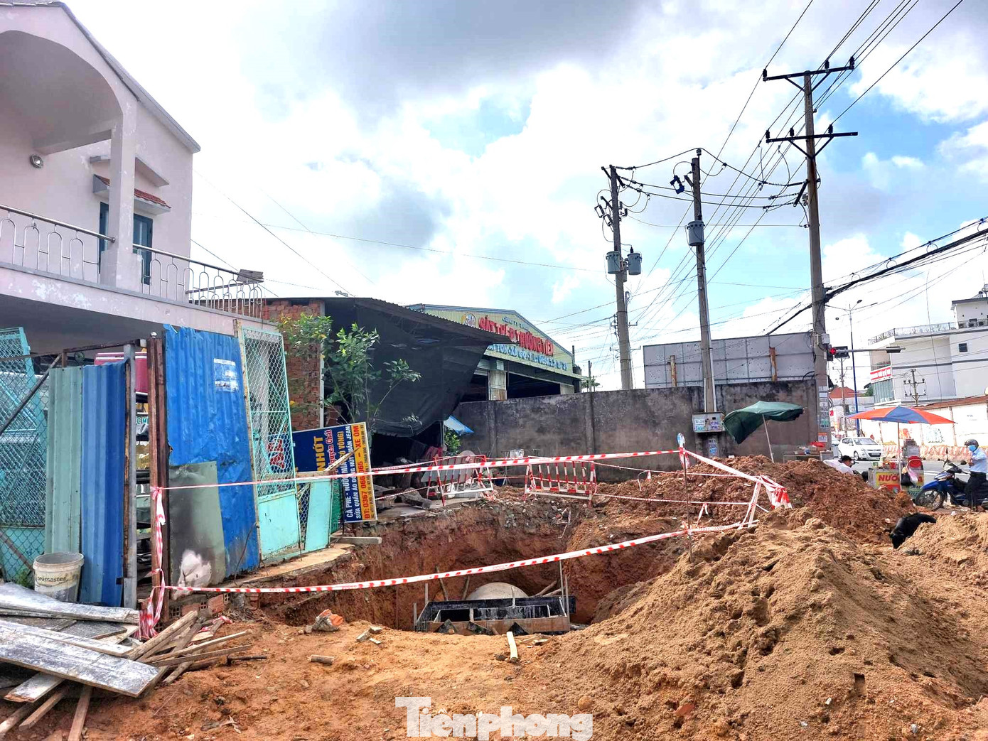 Bình Dương thực hiện theo phương án, giải tỏa mặt bằng đến đâu thi công đến đó. Việc giải phóng mặt bằng và thi công kéo dài cũng đang gây bất tiện cho người dân ở bên đường khi trước nhà là hố sâu.