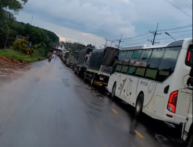 Vụ tai nạn khiến giao thông qua khu vực hiện trường bị ùn tắc nghiêm trọng.