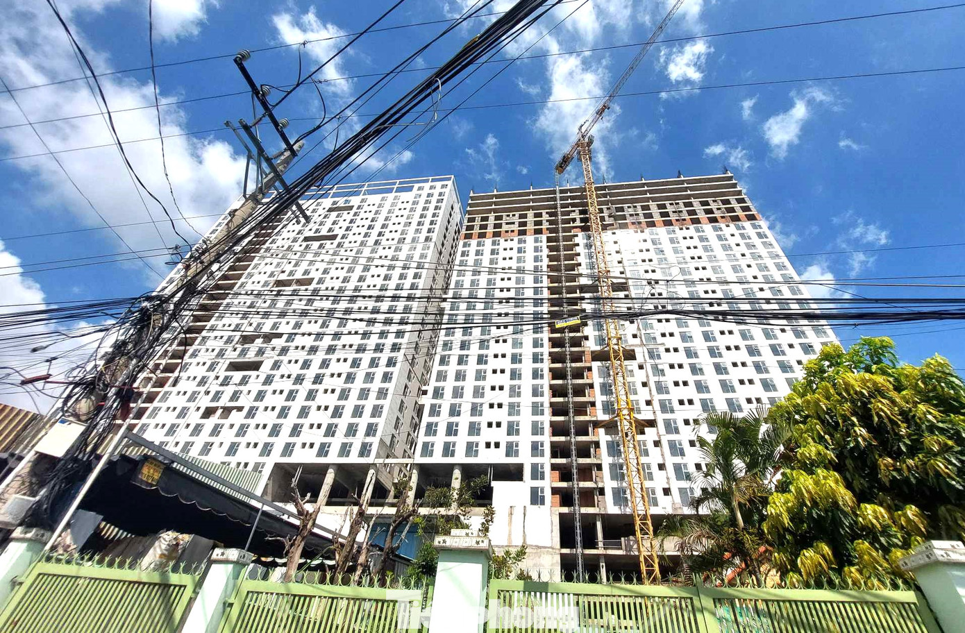 Đến ngày 27/7/2017, Công ty Tường Phong ký kết với Công ty Cổ phần Naviland khai thác đầu tư dự án Roxana Plaza. Tại hợp đồng này, Công ty Cổ phần Naviland được quyền ký các hợp đồng phân phối sản phẩm của dự án đối với các đơn vị phân phối khác để huy động vốn theo quy định. Hợp đồng này có hiệu lực cho đến khi hoàn tất thủ tục chuyển nhượng từ Công ty Tường Phong sang Công ty Cổ phần Naviland. Đến ngày 27/7/2017, Công ty Tường Phong ký kết với Công ty Cổ phần Naviland khai thác đầu tư dự án Roxana Plaza. Tại hợp đồng này, Công ty Cổ phần Naviland được quyền ký các hợp đồng phân phối sản phẩm của dự án đối với các đơn vị phân phối khác để huy động vốn theo quy định. Hợp đồng này có hiệu lực cho đến khi hoàn tất thủ tục chuyển nhượng từ Công ty Tường Phong sang Công ty Cổ phần Naviland.