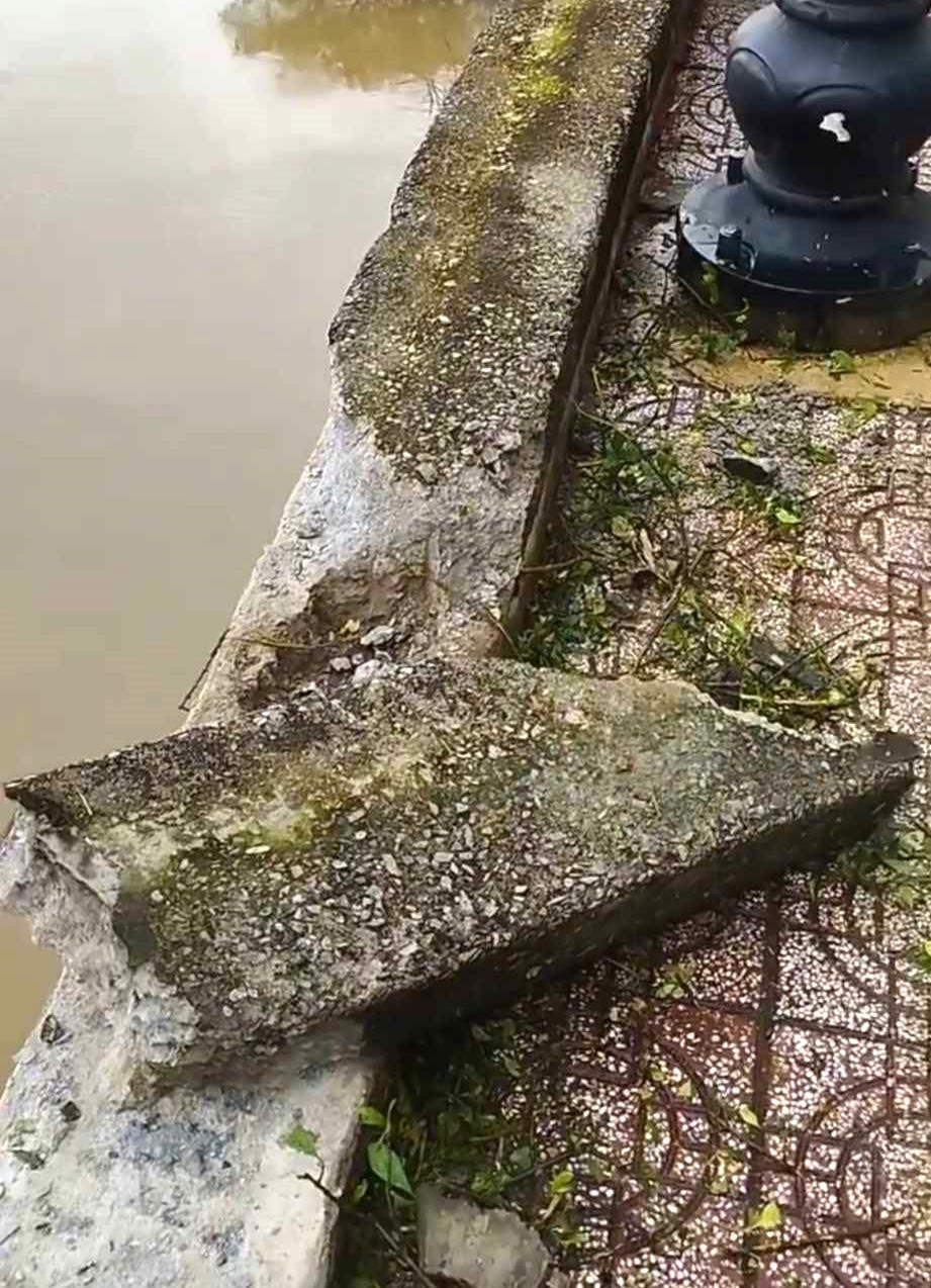 Vị trí bờ kè nơi ô tô lao xuống sông Vị trí bờ kè nơi ô tô lao xuống sông