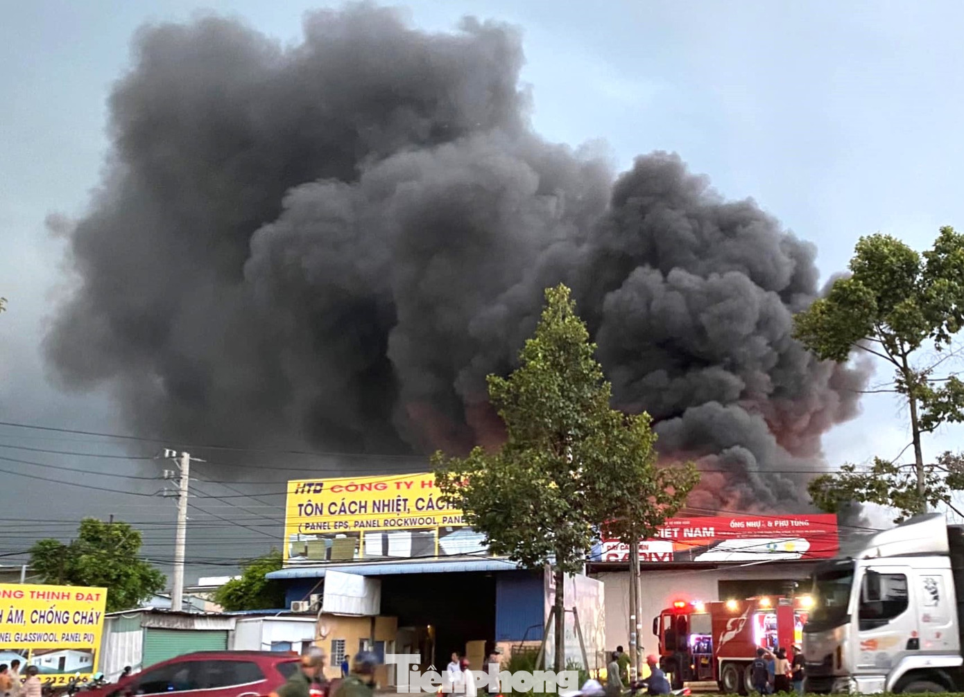 Khói bao trùm khu vực nhà xưởng