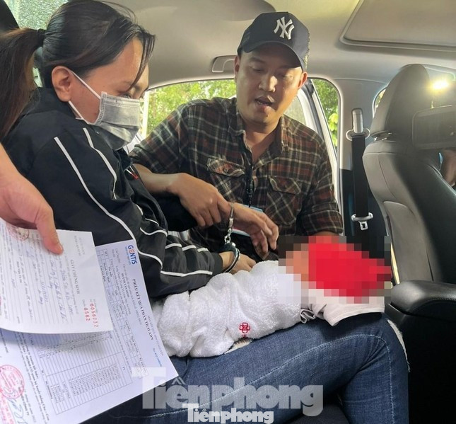 Công an phát hiện bắt giữ đối tượng khi đang đưa trẻ em đi bán Công an phát hiện bắt giữ đối tượng khi đang đưa trẻ em đi bán