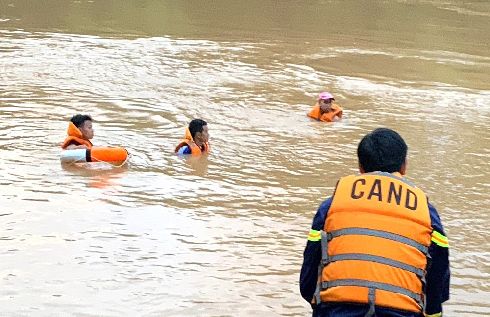 Lực lượng chức năng đang tìm kiếm nam sinh Lực lượng chức năng đang tìm kiếm nam sinh