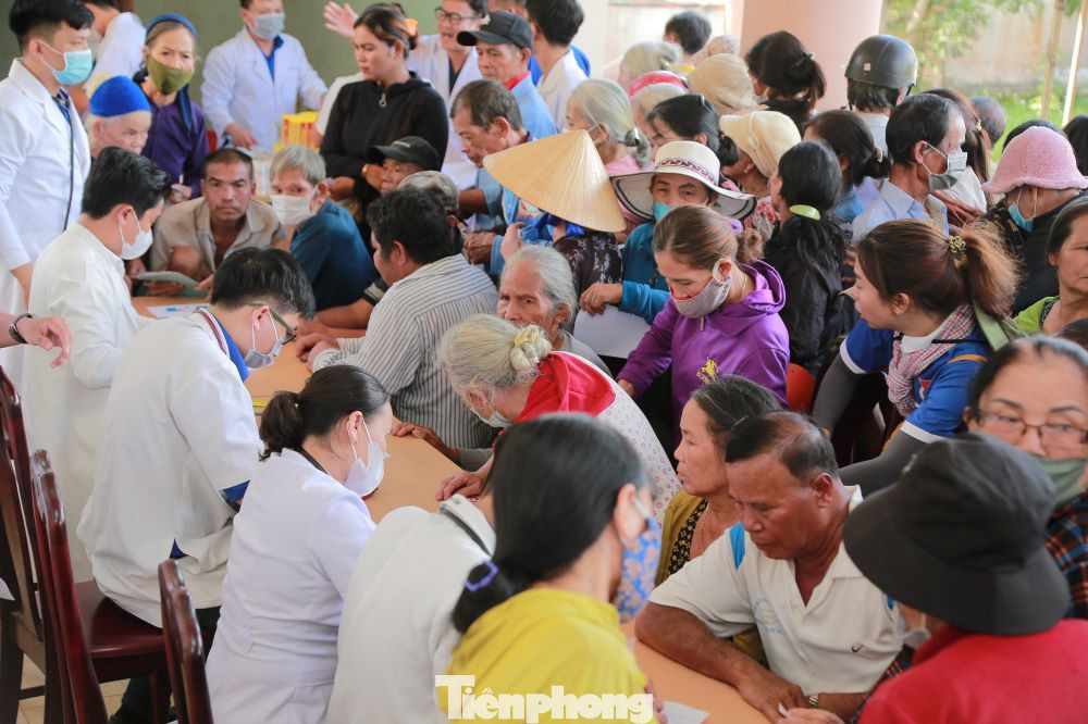 Khám bệnh phát thuốc, tặng quà cho 200 bà con nhân dân là đồng bào dân tộc thiểu số. Khám bệnh phát thuốc, tặng quà cho 200 bà con nhân dân là đồng bào dân tộc thiểu số.