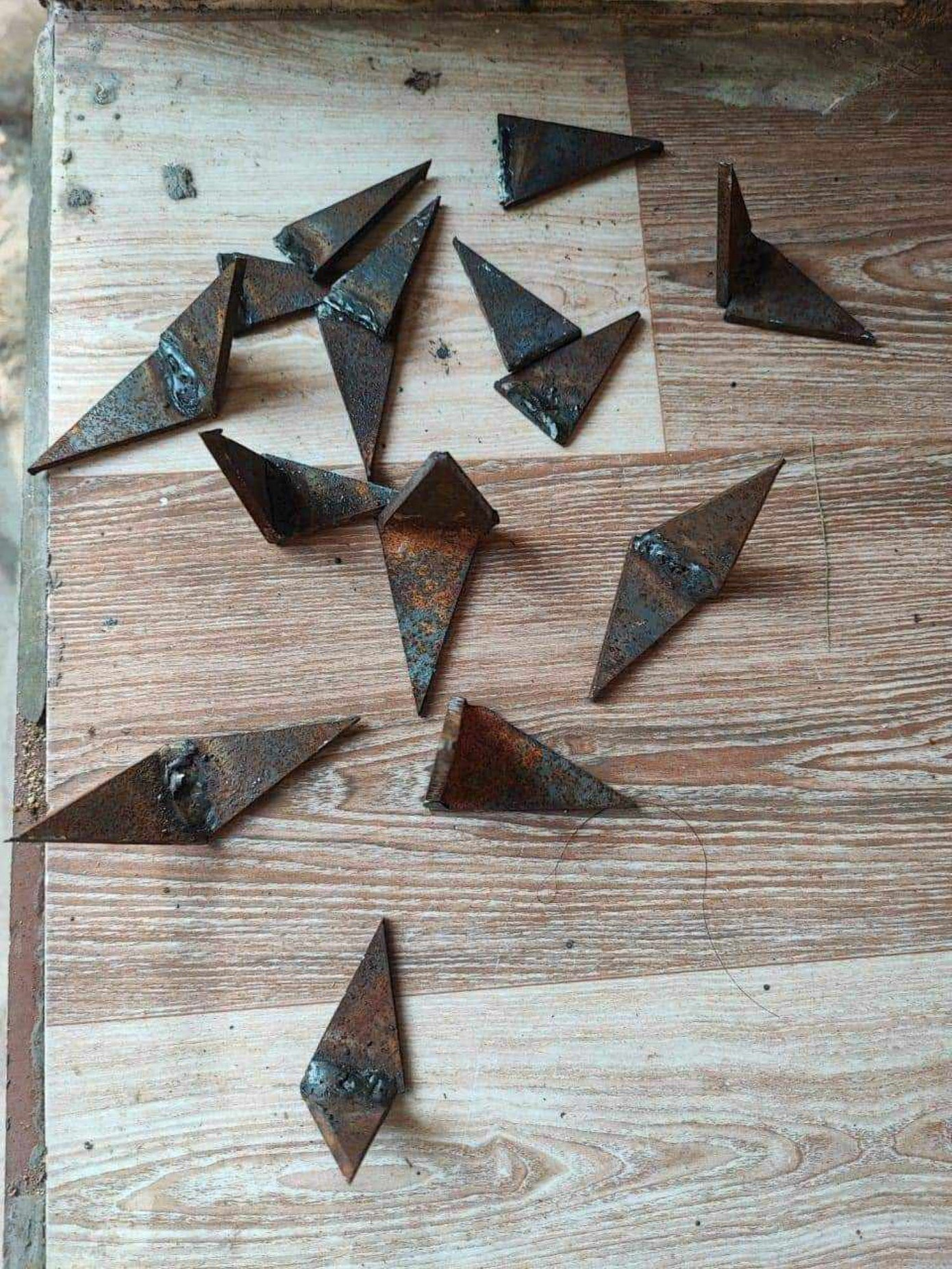 Các vật nhọn kim loại được gom lại từ trên đường